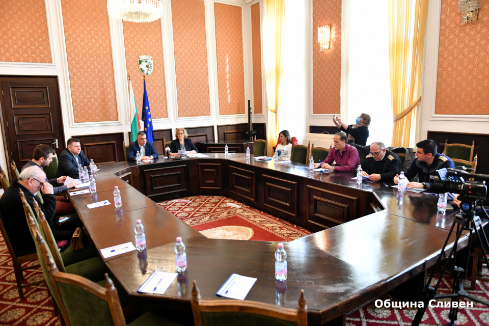 Заседание на Съвета за намаляване риска от бедствия се проведе в Община Сливен. В него участваха кметът Стефан Радев, който е и председател на Съвета,...